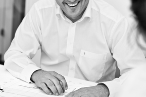  BuroHappold EngineeringMartin StrewinskiMartin Strewinski ist Director für Tragwerksplanung im BuroHappold Engineering, Berlin. Er hat mehr als 18 Jahre Berufserfahrung und war in leitender Position an einer Vielzahl von öffentlichen und privaten Projekten beteiligt. Er besitzt Erfahrung im Bereich Hotels, Bürogebäude und Industriebauten. Als Direktor des Berliner Büros ist er für die professionelle Entwicklung der Mitarbeiter, Business Development und Kundenbeziehungen verantwortlich. 