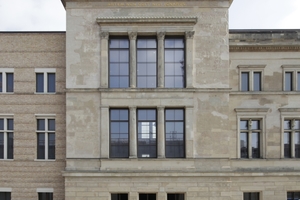  Blick vom zukünftigen Foyer auf die zweigeteilte Westfassade des Neuen Museums 