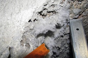  Bild 2: Salzausblühungen auf der Mauerwerks-Oberfläche 