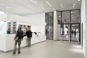  Bei den zahlreichen Brand- und Rauchschutztürenin der Fachhochschule Bielefeld entschied man sich für gläserne Rohrrahmentüren aus Stahl von Novo-ferm, die trotz aller Robustheit durch die statischenEigenschaften von Stahl filigrane Struk­turen mit schlan­ken Profilen und auffallend schmalen Ansichtsbreiten ermöglichen. In der Fachhochschule wurden rund 300 Brand- und Rauchschutztüren der Systeme Novoferm fuego light oder presto verbaut. Hinzu kommen weitere fassadengleicheBrandschutzabschlüsse und SonderkonstruktionenNovoferm GmbHwww.novoferm.de  