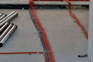  Abb. 1: Leitungen auf einer Bodenplatte ohne Abdichtung 