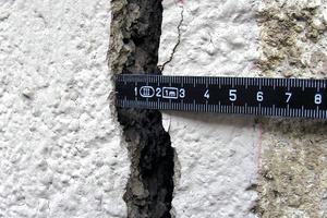  Bild 6: Riss bei der Kommunwand des Nachbargebäudes 