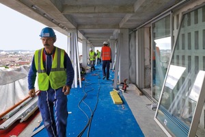  Für die außenliegenden Glasschiebetüren zwischen den ursprünglichen Wohnungen und den neuen Wintergärten wurde Isolierglas verwendet. Die Schiebeelemente zwischen den Wintergärten und den Balkonen wurden zu 50 % mit Einfachverglasungen und zu 50 % mit Polykarbonatplatten ausgeführt. Diese Mischung folgte dem Wunsch vieler Bewohner, auch im geschlossenen Zustand der Schiebeelemente eine Aussicht zu haben 