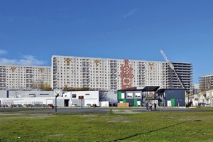  Die Bauaufgabe bestand aus der Transformation zweier, schmaler ca. 10 m breiter Wohnriegel mit einer jeweiligen Länge von ca. 150 m (Blöcke H+I) und einer Höhe von rund 45 m und einem kleineren, ca. 31 m hohen und 60 m langen Wohngebäude (Block G) 