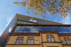  Die großflächige, geschuppte Verglasung der Cortenstahlbox im dritten Obergeschoss sitzt vor der eigentlichen thermisch wirksamen Fensterfront eines Besprechungsraumes 