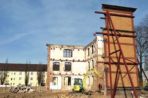  Tatsächlich konnte nur ein Teil der ­historischen Fassade erhalten werden. Sie musste im Bereich des neuen Treppenhauses an der Südseite verlängert werden. Bei dieser Rekonstruktion konnten teilweise die alten Form- und Gesimssteine wiederverwendet werden. War dies nicht möglich, wurden sie nach den Vorlagen des Bestandes nachgearbeitet 