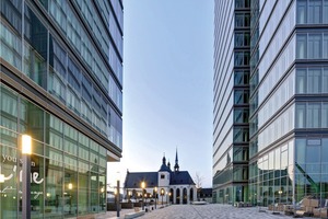  Ein Restaurant belebt den Kennedyplatz zwischen dem Lanxess-Tower und dem Rheinflügel, der durch die Niederlegung der Parkgarage entstanden ist 