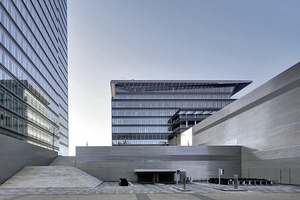  Parkgaragen und Technikräume gruppierten die Architekten am Fuße des Lanxess-Towers. Eine Treppe und Autorampe führen hinauf auf den höher liegenden Kennedyplatz. 