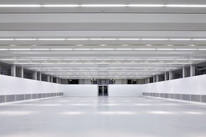  Im Expo Ausstellungssaal werden kongressbegleitende Ausstellungen gezeigt. Das stützenfreie 1 000 m² große Untergeschoss erhielt durch Absenken des Bodens eine lichte Höhe von 3,80 m 