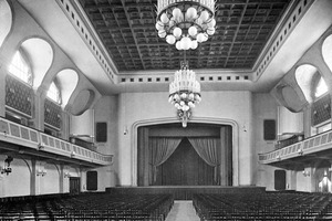  Der Große Saal in seiner Fassung von 1946: Bei der Behebung von Kriegsschäden und der Wiedererrichtung verschwand das originale Tonnengewölbe hinter einer Kassettendecke, die Galerien wurden erheblich vergrößert und die Jugendstilverzierungen wurden entfernt 