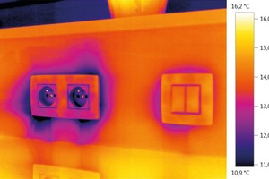  Luftundichtigkeiten, etwa an Steckdosen, lassen sich am besten mit einer kombinierten Blower-Door und Thermografie-Messung dokumentieren 