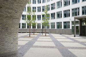  Hinter der Flasche Champagner schaut man in den Hof der Bank 