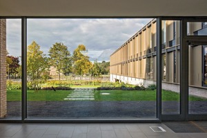  Blick aus der Wartezone des Eingangsbereichs in den angrenzenden Bürgergarten 