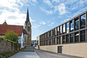  Eine neu gebaute Brücke verbindet das Foyer des langgezogenen Verwaltungstrakts mit dem östlich angrenzenden historischen „Haus Bissendorf“, in dem sich unter anderem das Trauzimmer der Gemeinde befindet 