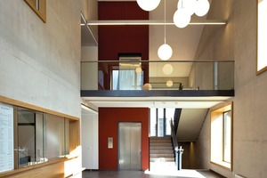  Das Foyer mit Empfang und Treppenhaus 