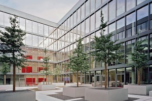  Niederlassung und Akademie Würth Allmann Sattler Wappner Architekten Brigida González DBZ Deutsche BauZeitschrift Innenhof 