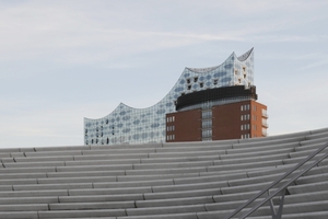  Gefährliche Treppenlandschaft in der Elbphilharmonie? Die hier vorne stammen von Zaha Hadid und sind auch nicht von der Treppenstange gefertigt 