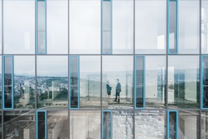  In jedem Fassadenmodul gibt es ein schmales Pa-rallel-Ausstellfenster, das mit einem elektrochromen Glas ausgestattet ist 