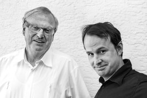  architekturbüro jaschek Ulrich und Jens Jaschek (v. l.)Seit über 40 Jahren plant und realisiert das Architekturbüro Jaschek aus Stuttgart Bauten im In- und Ausland. Es vereint ein interdisziplinäres Team unter einem Dach und bietet nebst Architekturleistungen auch Innenarchitektur, Möbel- und Leuchtendesign sowie Energie- und Brandschutzberatungen an. Neben Wohnungsbau liegt der Schwerpunkt auf Industrie- und Verwaltungsbau. Bei der Betrachtung eines Gebäudes im Ganzen werden schon früh Fachplaner hinzugezogen. 