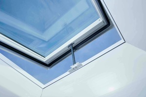  Innenansicht eines geöffneten Flachdachfensters mit Verbundsicherheitsglas 