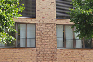  Detail Fassadengestaltung mit unterschiedlichen Fugenfarben 