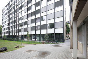  Gartenseite: Hier erscheint nur der Stahlzaun neu, die Ansicht konnte erhalten werden. Rechts im Anschnitt: Studentenwohnheim, ebenfalls Kramer, noch unsaniert 