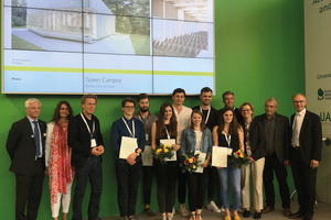  Die beteiligten StudentInnen an der Arbeit „Green Campus“ und die Jury des Hochschulpreises Holzbau 2017 