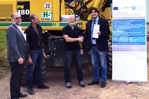  Die Leiter des neuen Studiengangs Prof. Dr. Lothar Kirschbauer (l.) und Prof. Dirk Fischer (r.) überreichten das Konzept an Dipl.-Ing. Wolfgang Schulz, Horst Schulz Bauunternehmung GmbH (2.v.r.), und Polier Guido Günther 