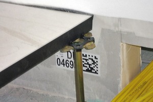  Abb. 3+4: Leitungsdurchführung durch brandschutztechnisch klassifizierte Trockenbauwände (noch ohne Abschottung), Kennzeichnung jeder Durchführung/Abschottung durch ein QR-Code zur Informationsabrufung (Neubau ADAC München) 