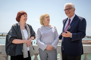  Shelley McNamara, Yvonne Farrell und Paolo Baratta vor der Lagunenlandschaft Venedigs 