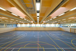  Blick in eine Sporthalle mit schwarzem Linoleum 