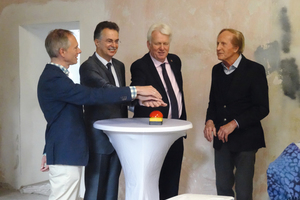  Stellten den Stand des Umbaus vor und schalteten die Homepage des Baukunstarchivs NRW frei (v. l.): Wolfgang Sonne (TU Dortmund), Ernst Uhing (Präsident AKNW), Dortmunds OB Ullrich Sierau und Walter Brune 