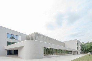  wulf architekten setzten bei der Gestaltung der Hessenwaldschule auf Materialfarben und Haptik – eine geschlämmte Ziegelfassade außen, innen Sichtbeton, Ziegel und astreiches Kiefernholz 