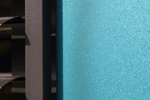  Detailansicht einer blauen Fassadentafel 