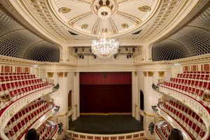  Blick in den sanierten und oben angehobenen SaaI der Staatsoper, Berlin 