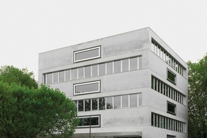  Das neue „Schul-Hochhaus“ ergänzt die gegenüberliegende Primarschule Moos aus den 1970er-Jahren. Es steht an der Stelle, wo ursprünglich ein Wohnhochhaus mit Quartierszentrum geplant war 