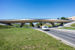  Ein wichtiger Teil des Gesamtbildes sind die zu beiden Seiten kongruent gestalteten großzügigen Rampen- und Treppenanlagen, die zu Füßen der Brücke auch den Buswartebereich integrieren 