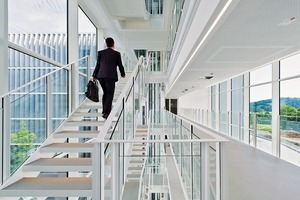  Zwischen den beiden Landschaftsfenstern liegt das lichtdurchflutete Foyer mit den Brückenstegen und abgehängten Treppen 