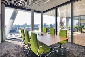  Die Arbeitsplätze reihen sich entlang der Fassade, sie werden ergänzt durch einzelne Besprechungs- und Rückzugsräume. Terrassen und Loggien, sogenannte Outdoor-Workspaces sorgen für zusätzliche Arbeitsqualität 