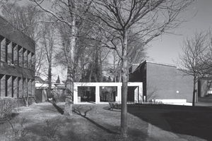  Neuer Gelenkpunkt im facettenreichen Ensemble: der „Tempel“ aus rauem Sichtbeton 