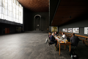  Jurysitzung in einem der schönsten Räume Duisburgs, in der Oberkirche der Liebfrauenkirche (1958 – 1960. Architekt: Toni Hermanns)  