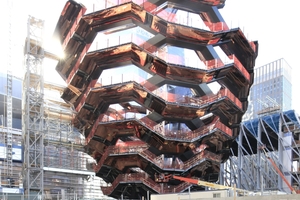  Die „Vessel“ (Gefäß) genannte Treppenskulptur im Hudson Yards, New York City, kurz vor der Fertigstellung 