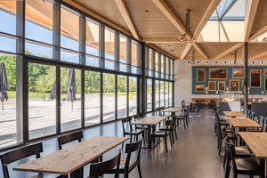 Neun Glas-Faltwände von Solarlux wurden in die Pfosten-Riegel-Fassade im Erdgeschoß integriert.  