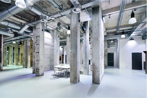  Mit dem Umbau dieses imposanten Gebäudes zur „Grand Hall Zollverein“ schuf das Dortmunder Architekturbüro HWR Architekten eine Eventhalle für bis zu 2300 Gäste, ausgestattet mit Foyer, Bühne, großem Veranstaltungsbereich sowie Bar- und Loungebereich.  