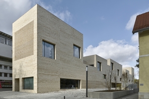  Der Bibliotheksneubau reagiert städtebaulich mit Mauer und Hochpunkten 