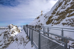  Auf einem barrierefreien Steig, einer 100 m langen Stahlkonstruktion mit Gitterrosten, kann der komplette Gipfelbereich umrundet werden.  