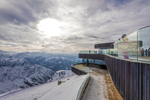  Umlaufende, gläserne Brüstungsbänder verbinden das Gipfelrestaurant und die Terrassenbauwerke zu einer gestalterischen Einheit.  