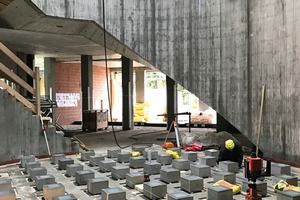  Unter den Glasbausteinen im Boden des Atriums sind Leuchten verbaut, die zugleich nach unten in den Sammlungsraum strahlen  