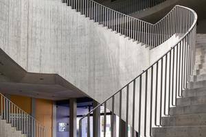  Das große Atrium machten die Schulkindern schnell zum internen Pausenhof. Statt Ausblick zu Campus und Umgebung steht hier die Interaktion innerhalb des Gebäudes und zwischen den Treppen im Vordergrund 