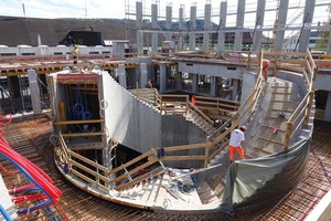  Treppe, Geschossdecke und zwei Ringe aus vorfabrizierten Stützen sind statisch miteinander verbunden und bilden die Tragstruktur. Der Beton als verbindendes Material bietet zusätzlich viel thermische Speichermasse  